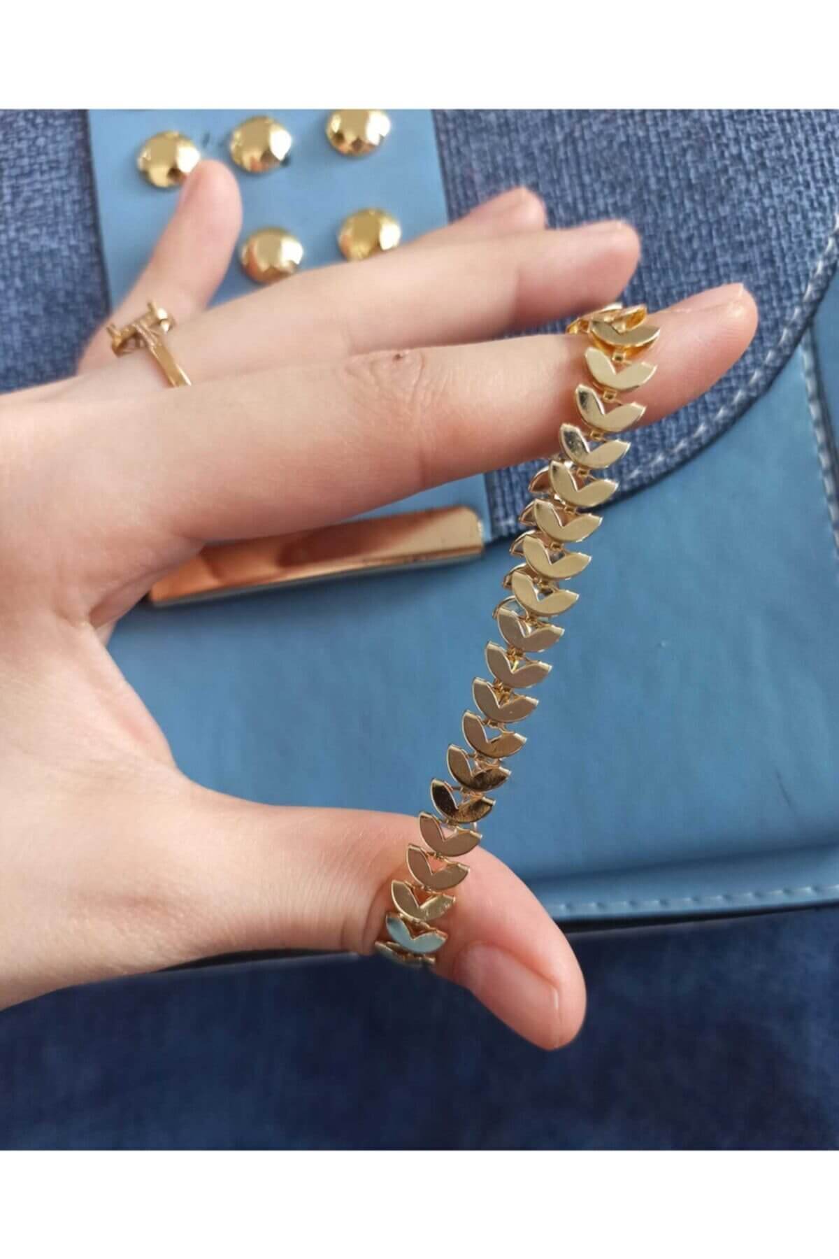Gold Renk Metal Kordon Kadın Kol Saati & Yanındaki Bileklikler İle Beraber
